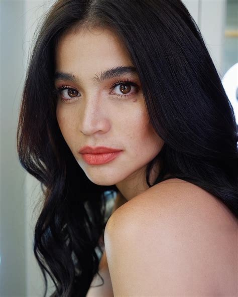 Anne Curtis .